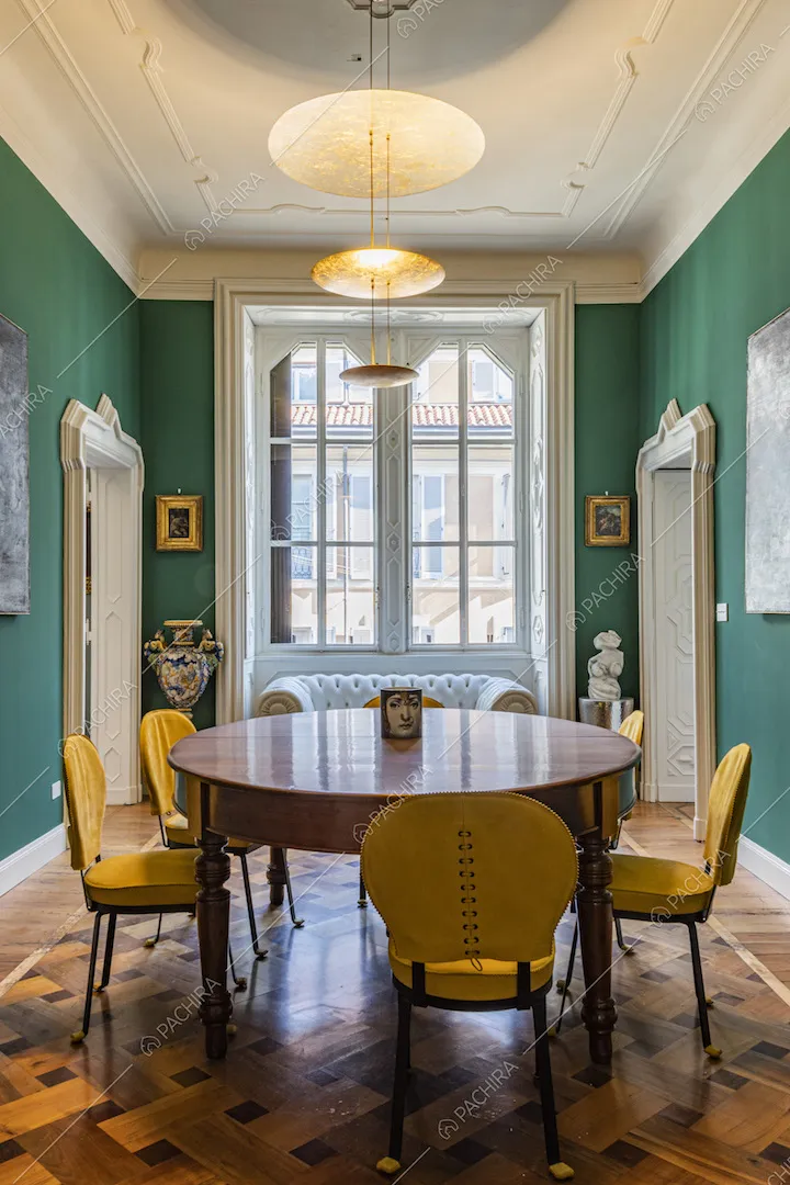 Pavimento in parquet antico e lampadario di design