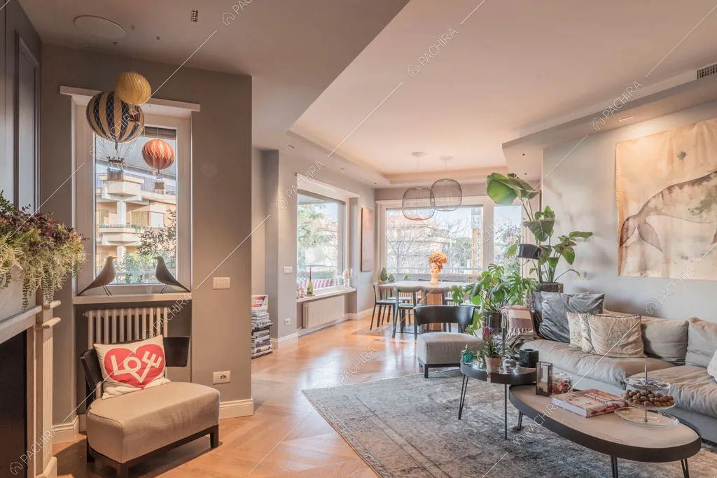 Zona living con camino e pavimento in parquet dell'appartamento Molucche, location in stile contemporaneo a Roma