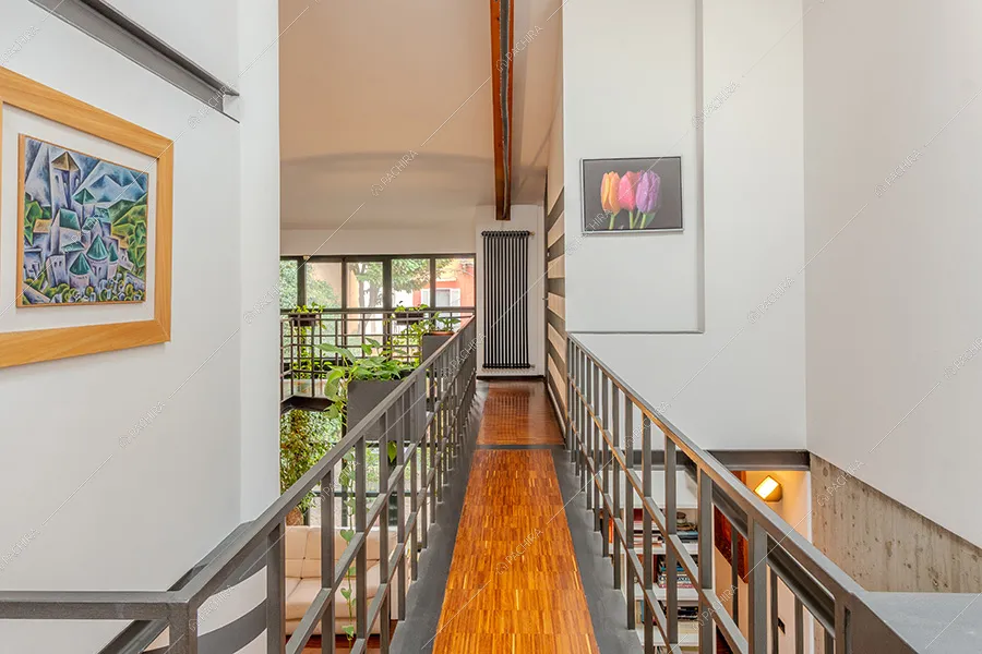Corridoio del loft Kiku, location in stile moderno a Milano