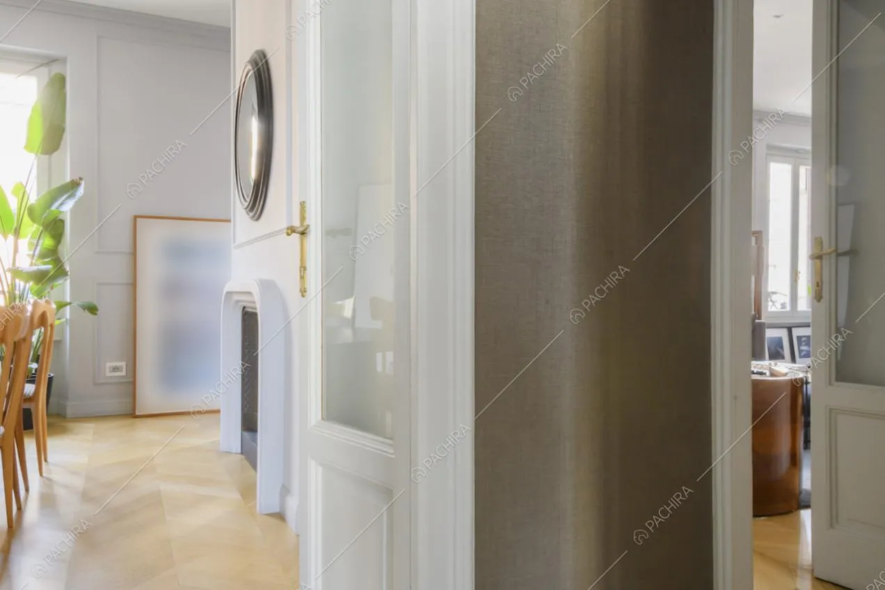 Pavimento in parquet e pareti bianche nella zona giorno