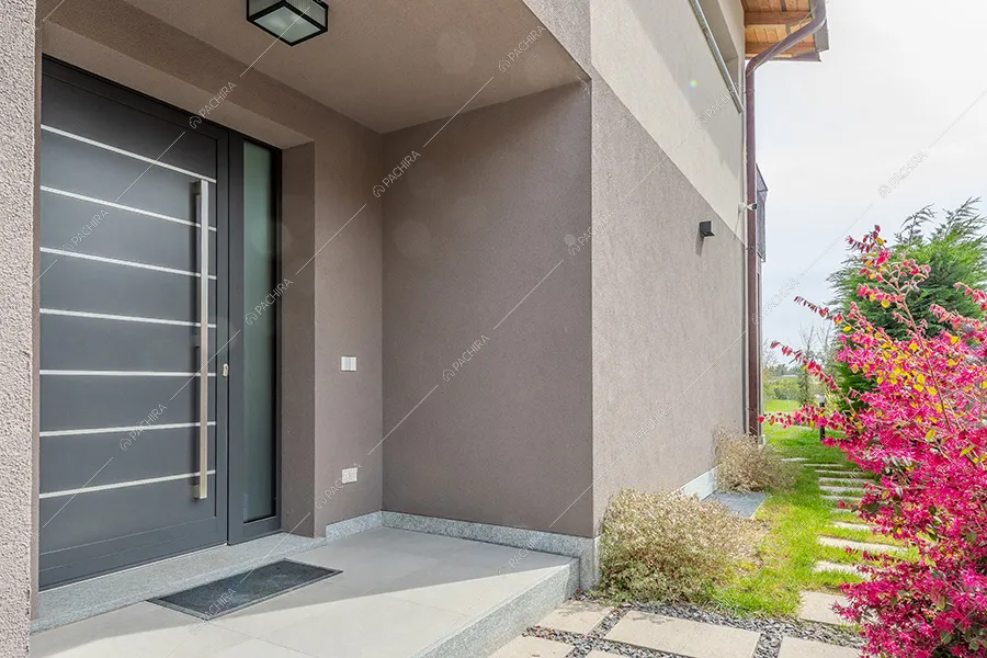 Ingresso della villa moderna Adenia, location per shooting a Varese