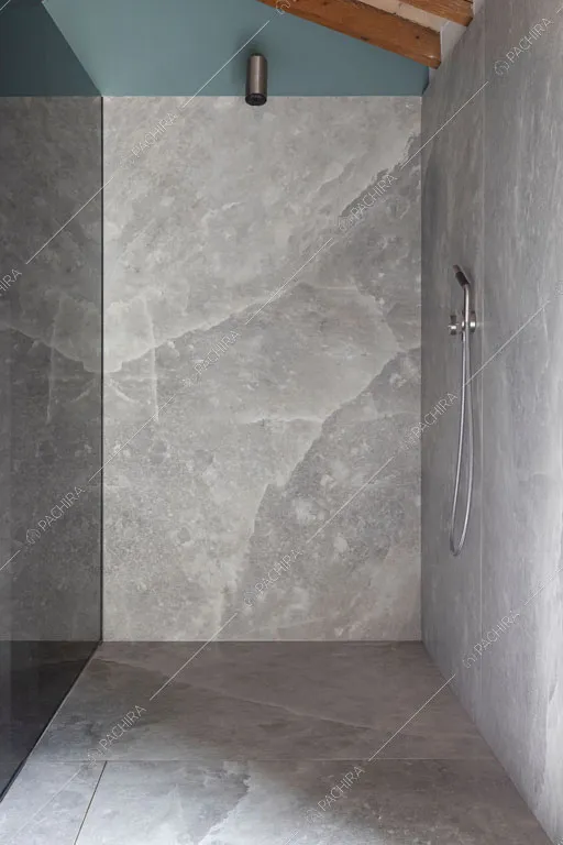 Bagno della villa Makalu, location in stile contemporaneo a Brescia