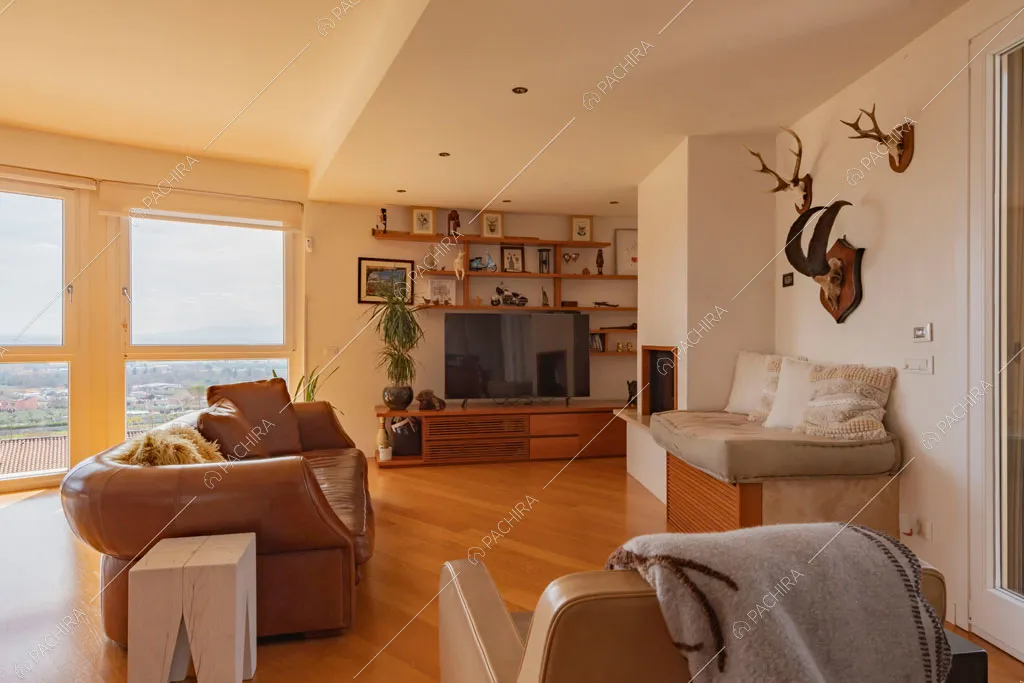 Sala con vetrate della villa Matico, location in stile contemporaneo a Roma