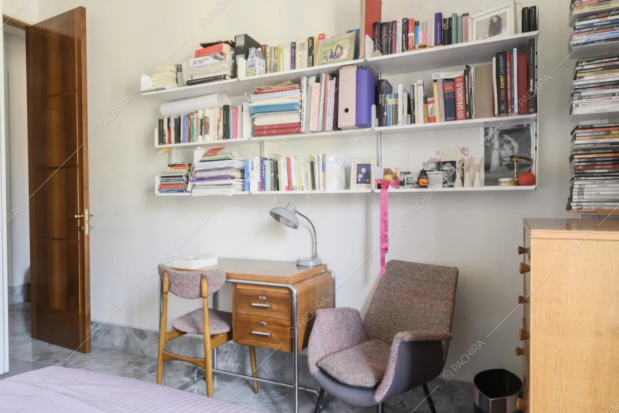 Libreria con scrivania e sedie di design