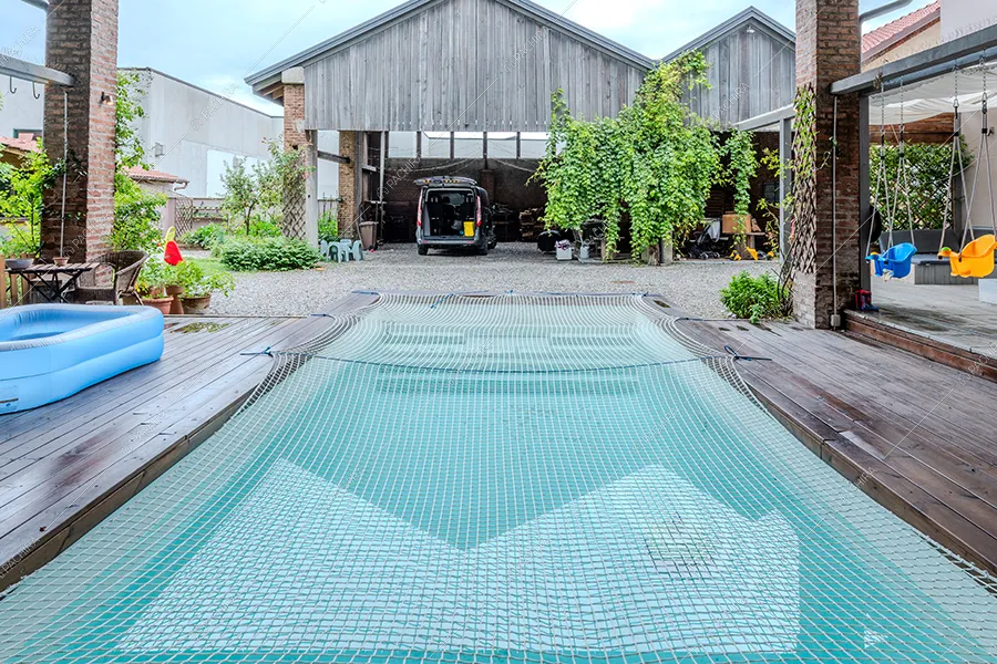 Piscina della villa Dioptasio, location in stile moderno a Monza