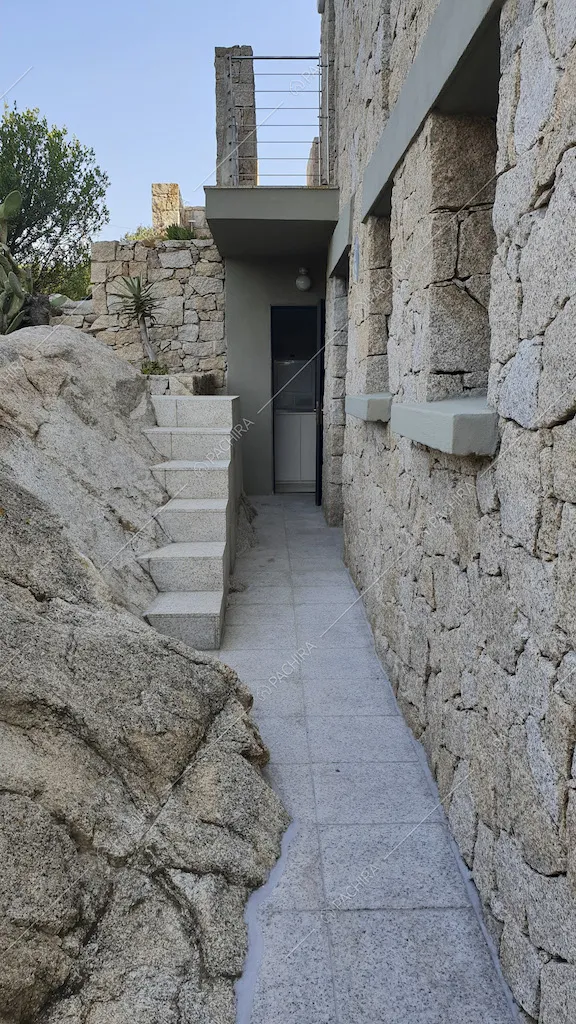 Angolo tra le pareti in pietra della villa e la roccia naturale