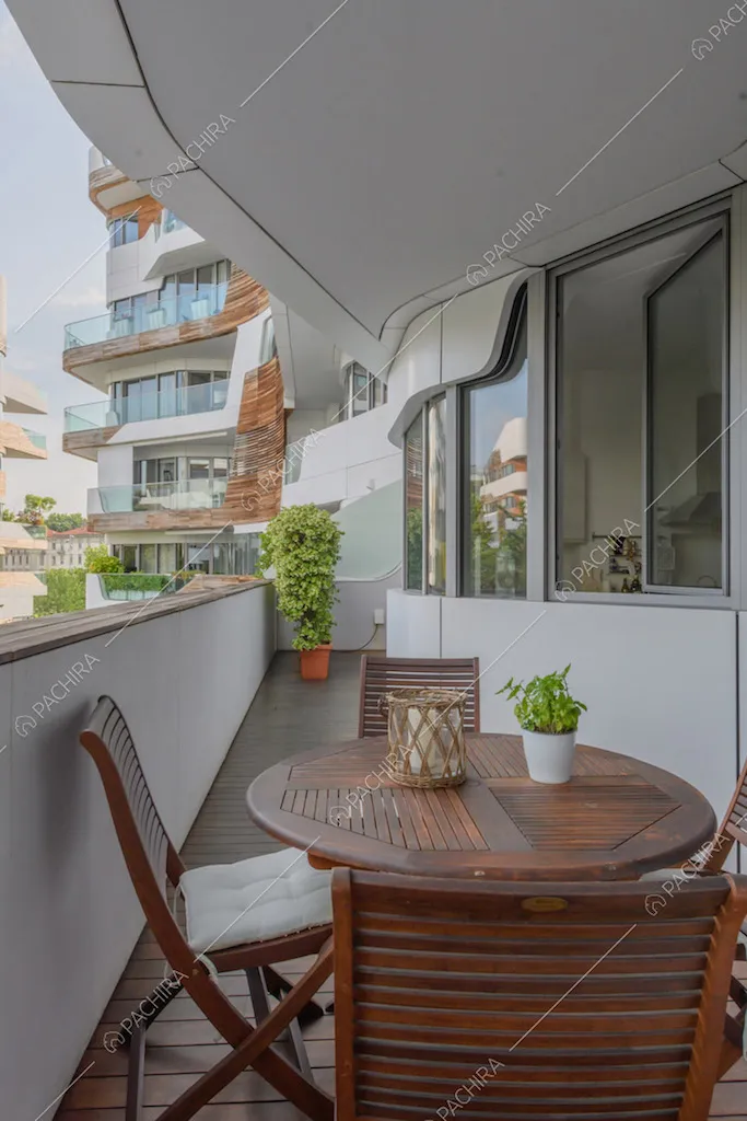 Terrazza con tavolino e sedie da esterni e vista sullo skyline