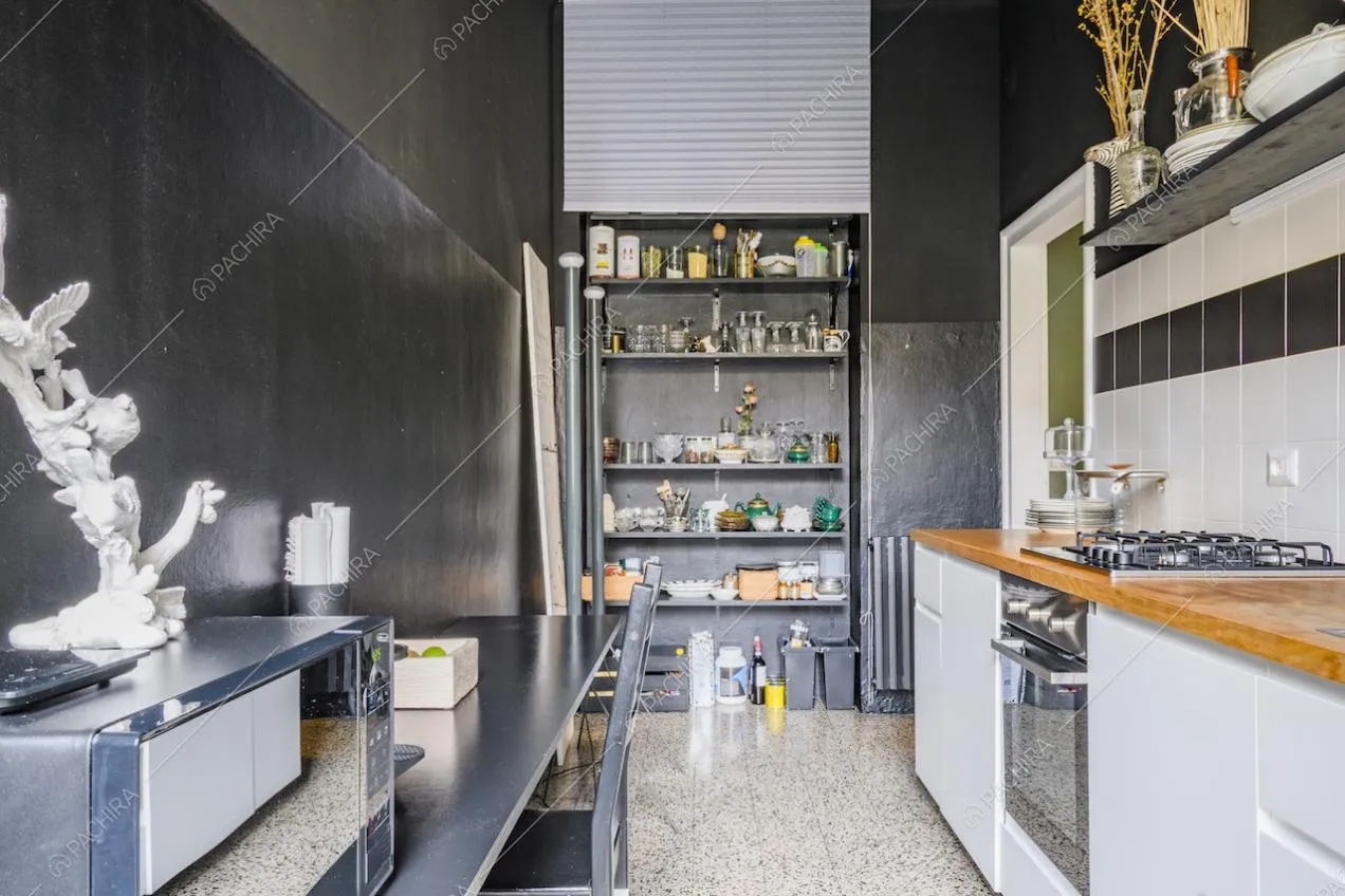 Scaffale con mensole e pareti nere nella cucina