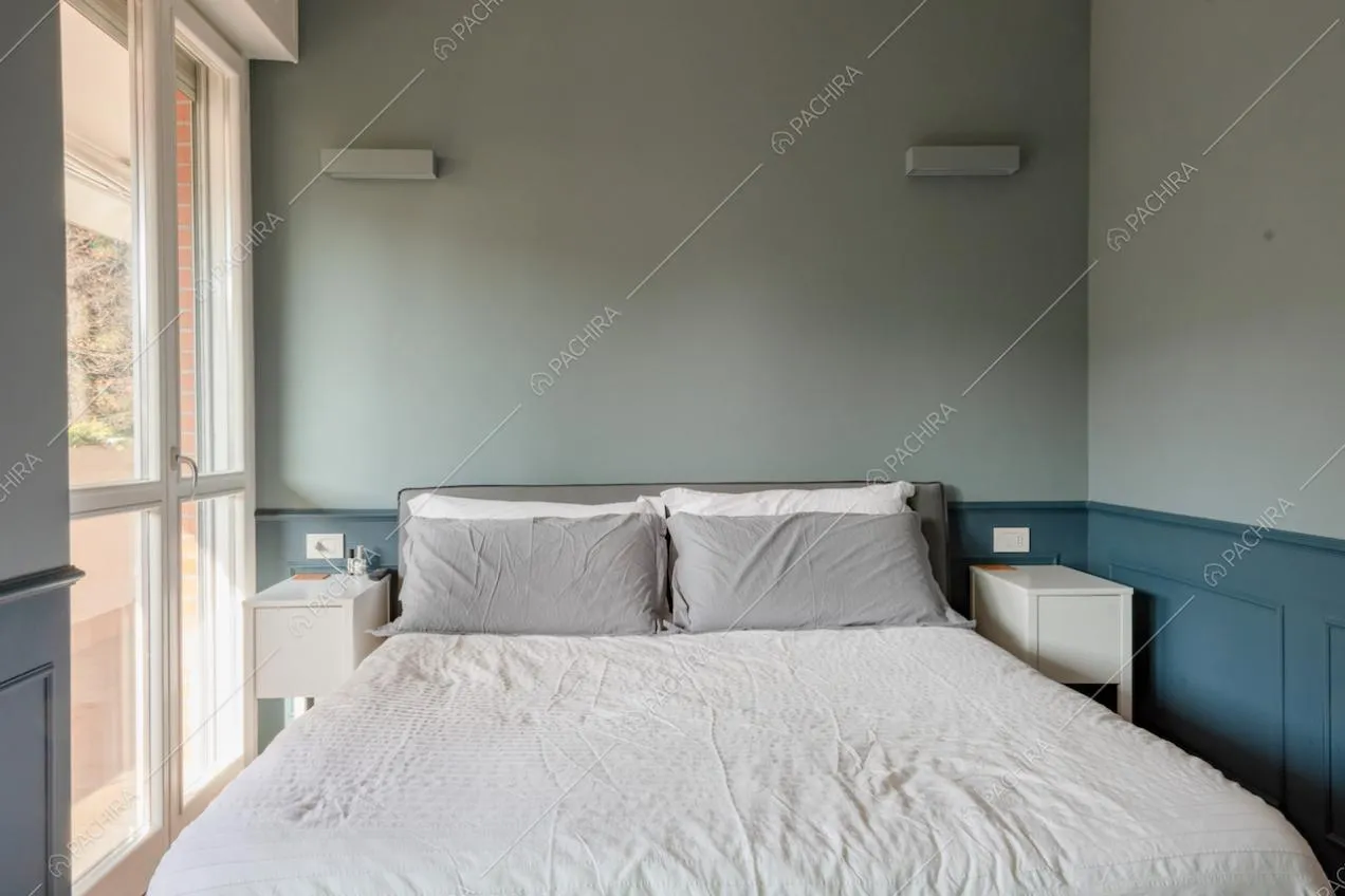 Letto matrimoniale circondato dalla boiserie