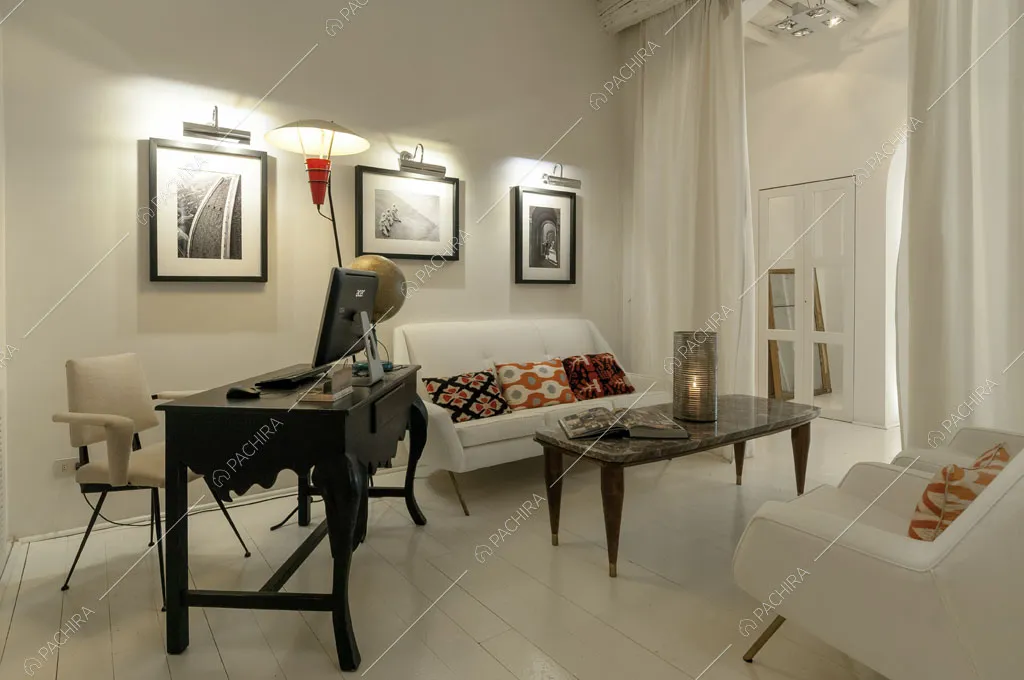 Sala d'attesa con divanetti bianchi dell'hotel McKinley, location in stile classico a Firenze
