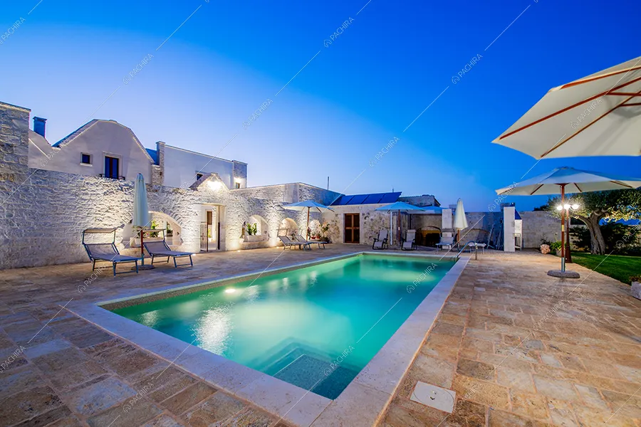 Piscina della masseria Khamsin, location in stile rustico a Taranto