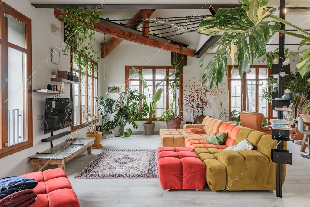 Salotto con travi a vista sul soffitto del loft Ostro, location in stile contemporaneo a Milano