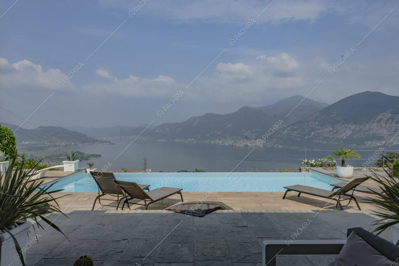 La spettacolare vista sul lago che si ammira dal patio