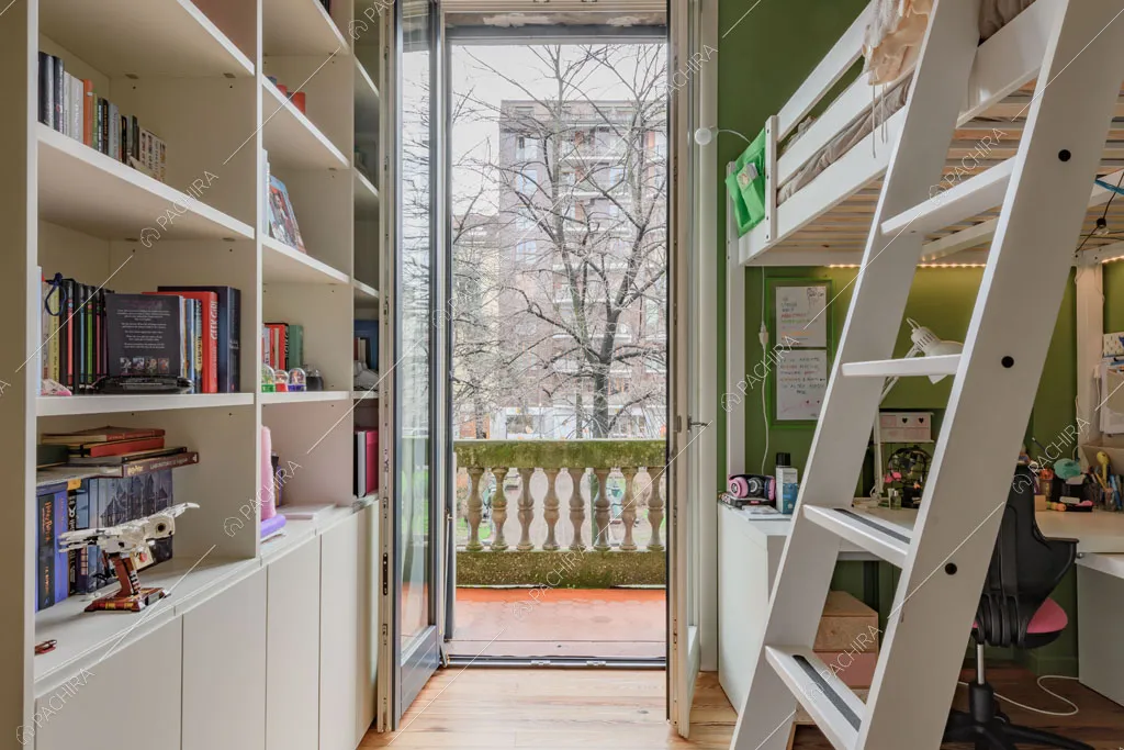 Pavimento in parquet nella camera con parete verde della villa Kharan, location in stile contemporaneo a Milano