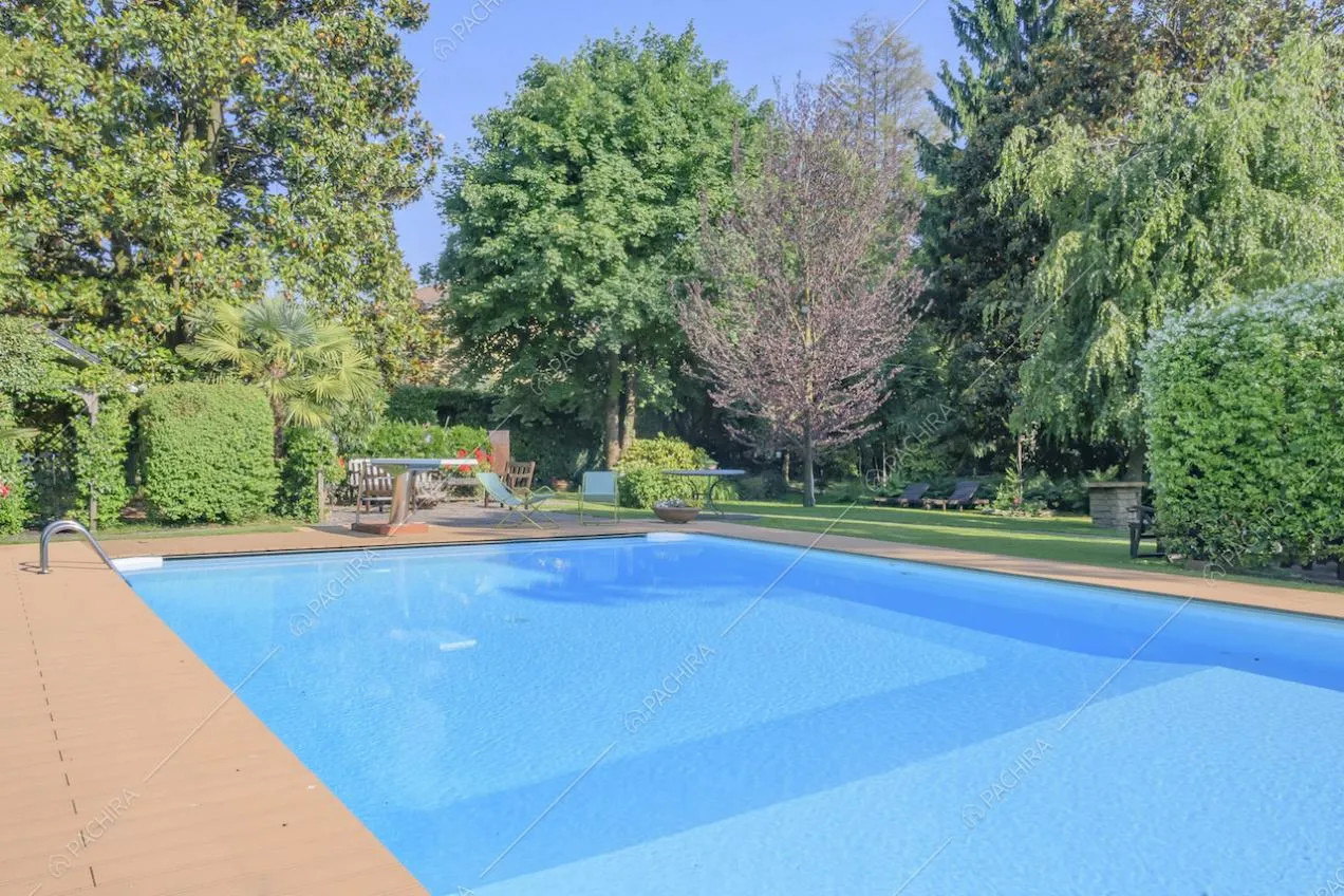 Pavimento in mattoni intorno al bordo della piscina