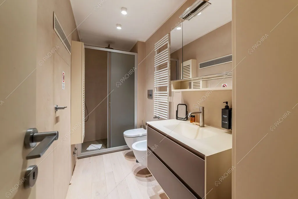Pavimento in parquet nel bagno del loft Sabbia, location in stile moderno a Roma