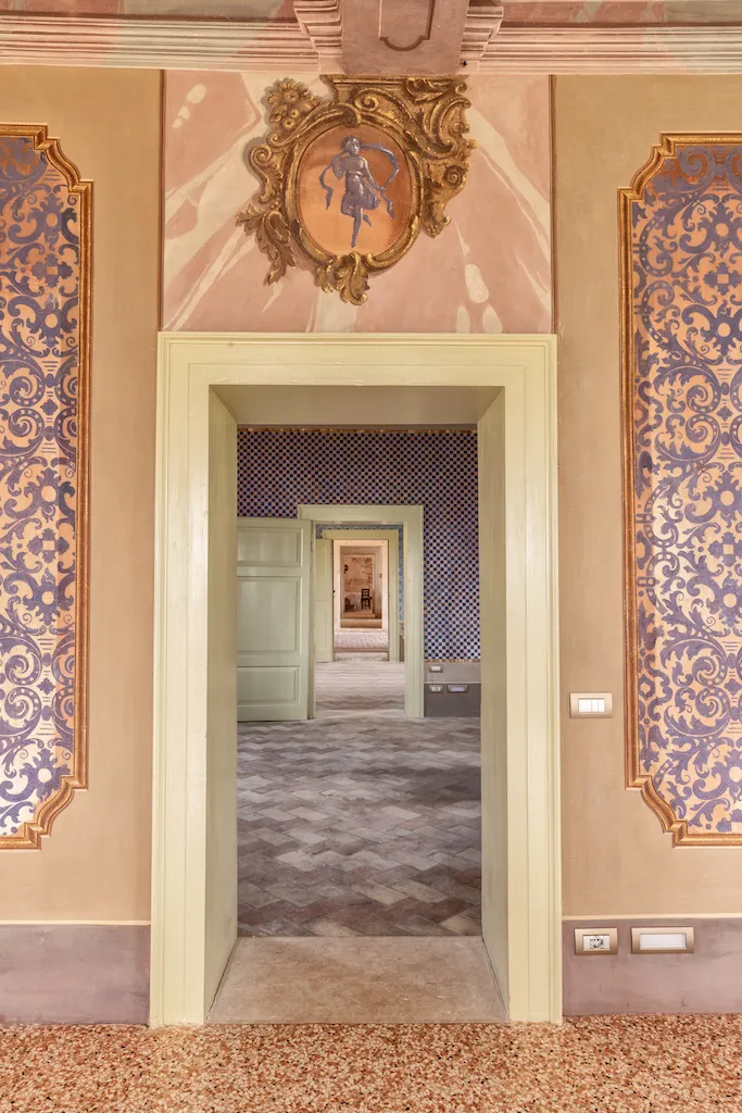Dal salone con tavolo da pranzo vista su un'altra sala