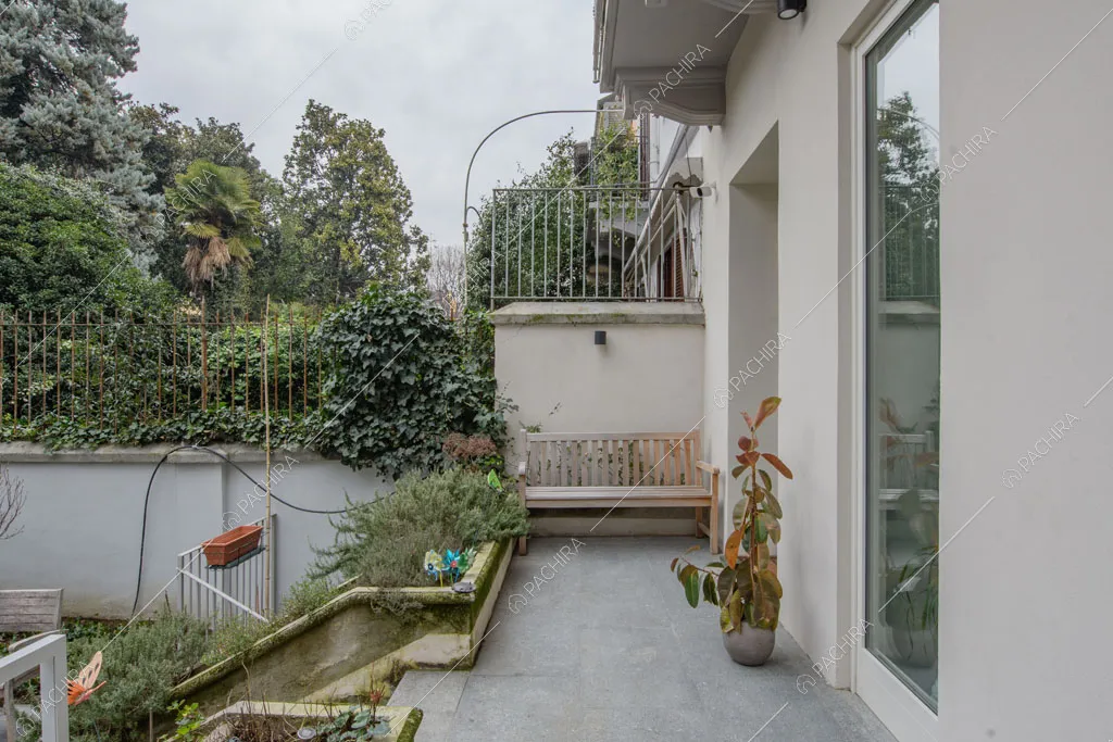 Esterni bianchi della villa Kharan, location in stile contemporaneo a Milano