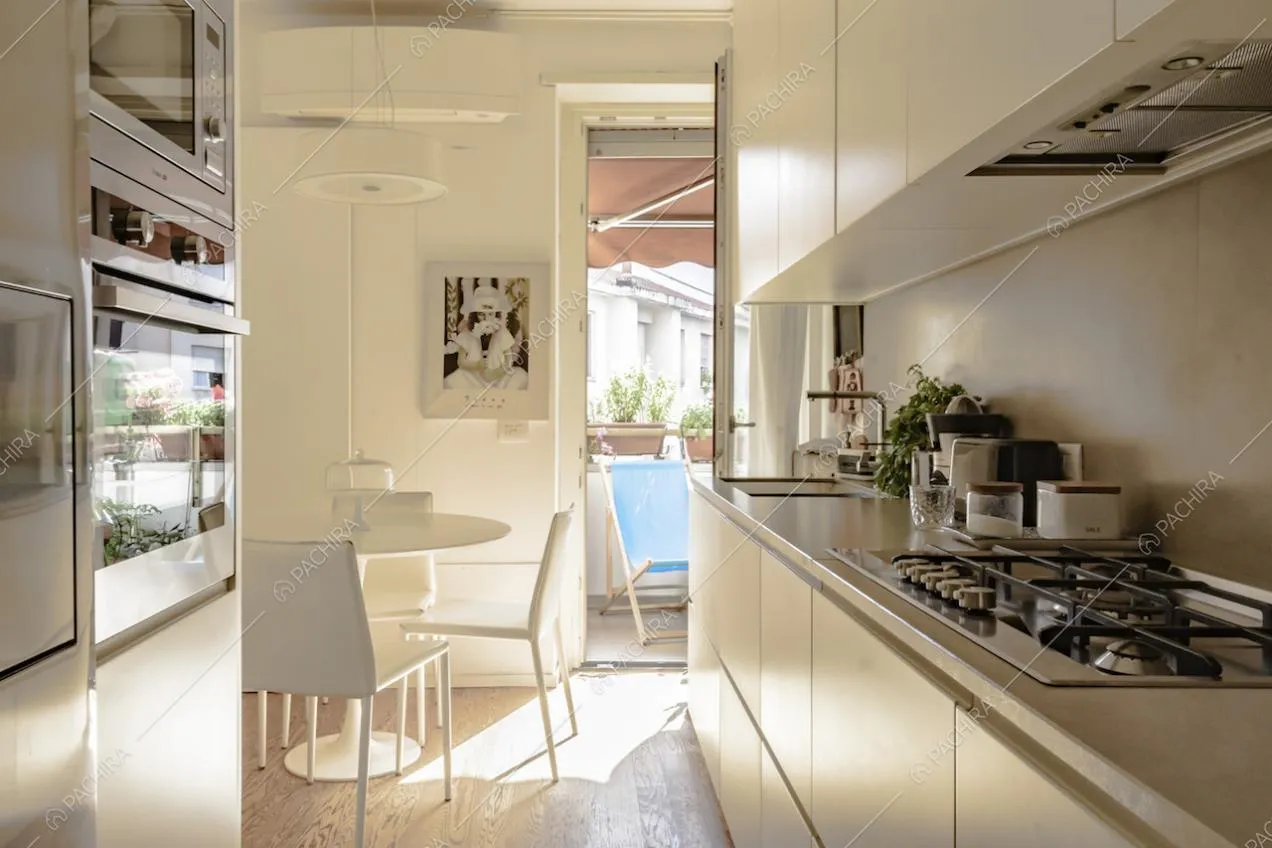 Cucina con forno e fornelli a gas