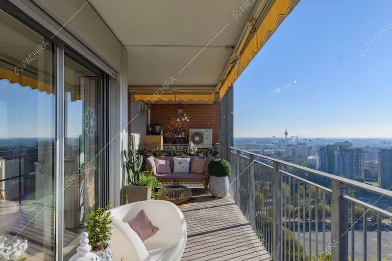 Vista sullo skyline dalla terrazza con divanetto e poltrona