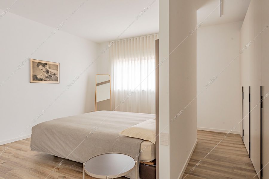 Camera da letto della villa Morava, location in stile moderno a Milano