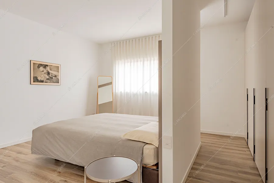 Camera da letto della villa Morava, location in stile moderno a Milano