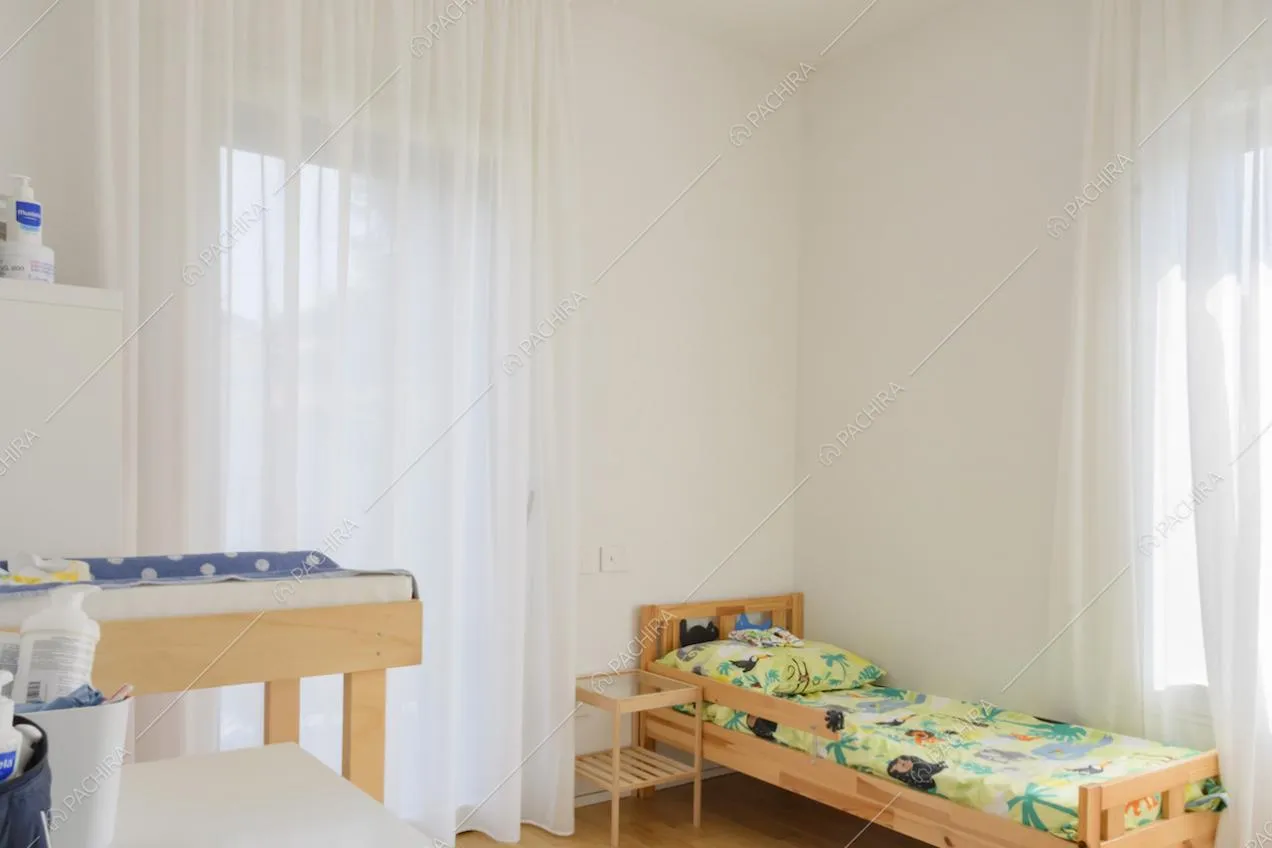Lettino in legno per bambino e fasciatoio