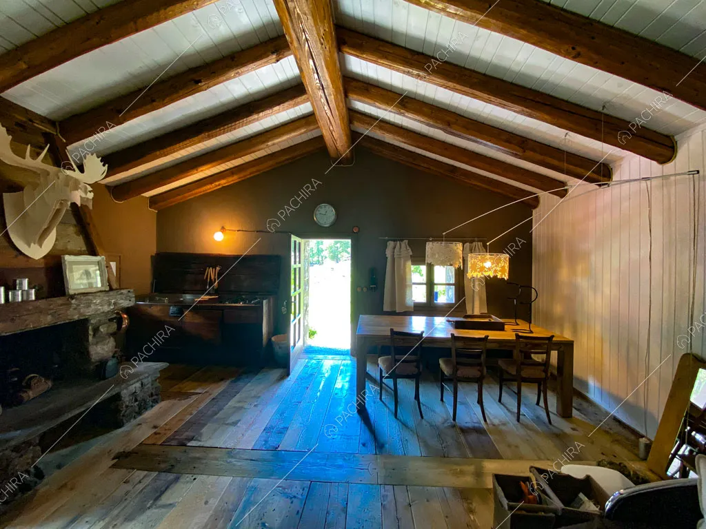 Tavolo da pranzo nella sala dello chalet Thar, location in stile rustico ad Aosta