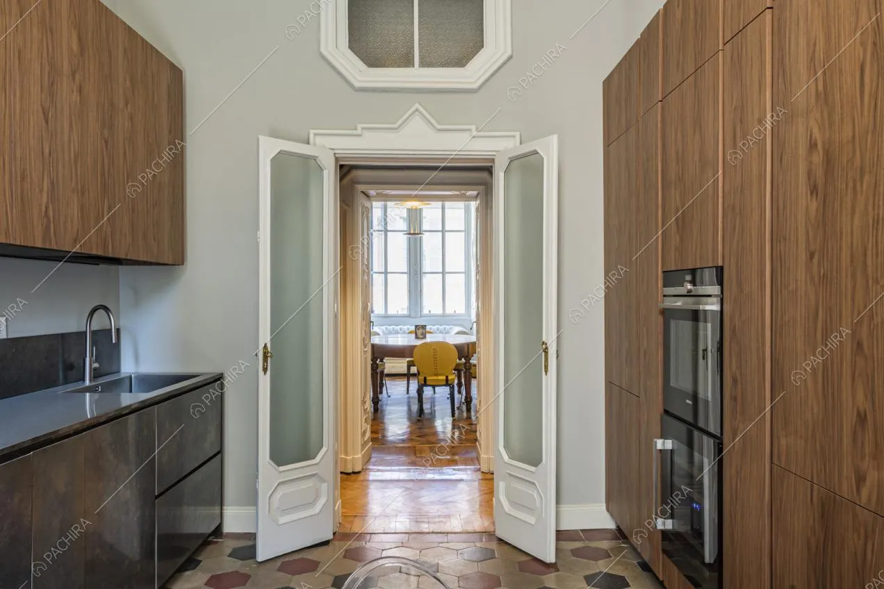 Cucina a parete in legno con elettrodomestici integrati
