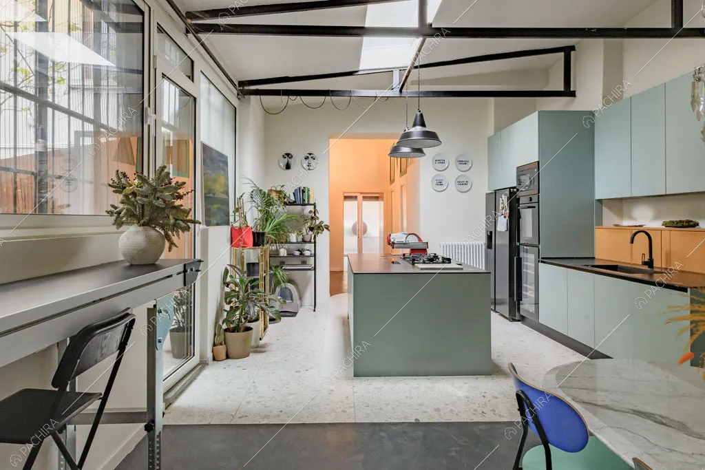 Cucina a vista del loft Unakite, location in stile moderno a Milano