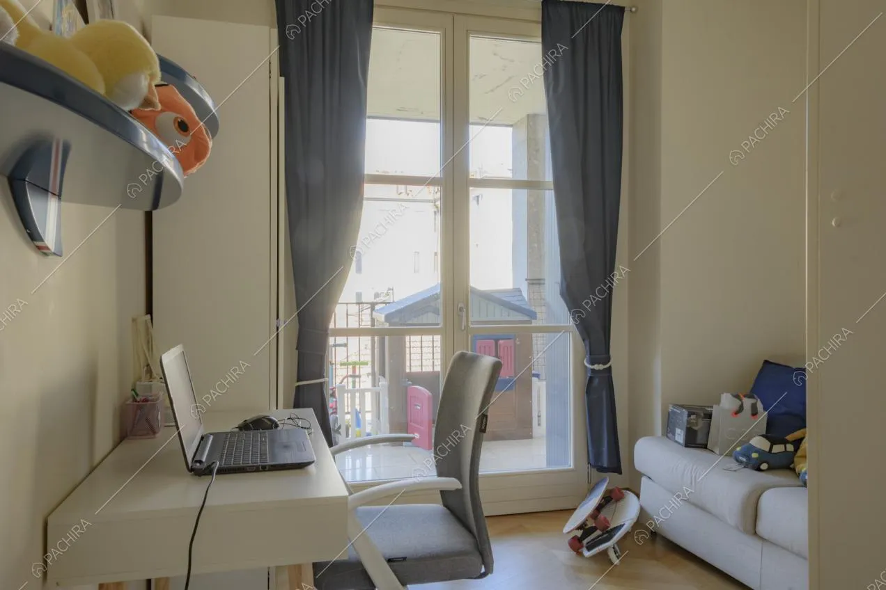 Studio con scrivania, divano e giochi per bambini