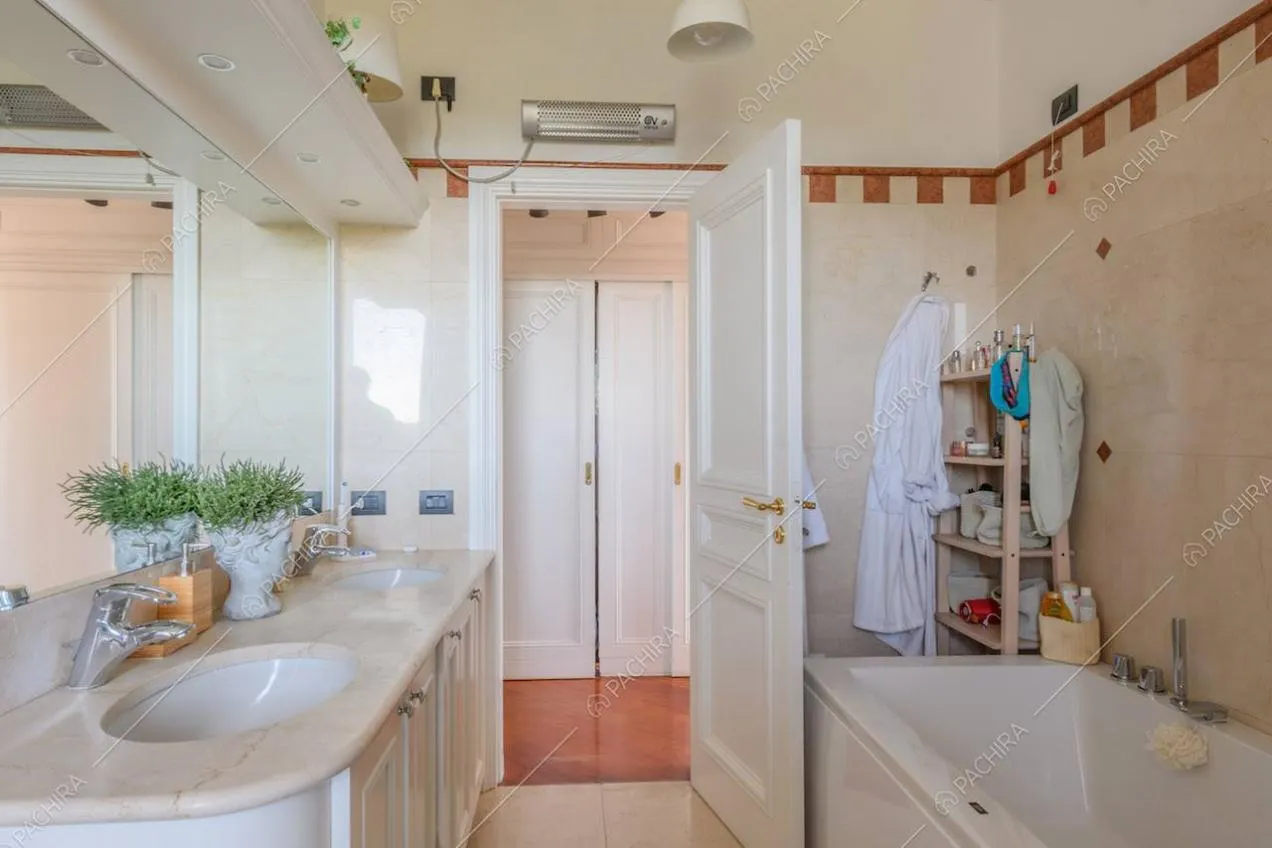 Vasca nel bagno con grande specchio e doppio lavandino