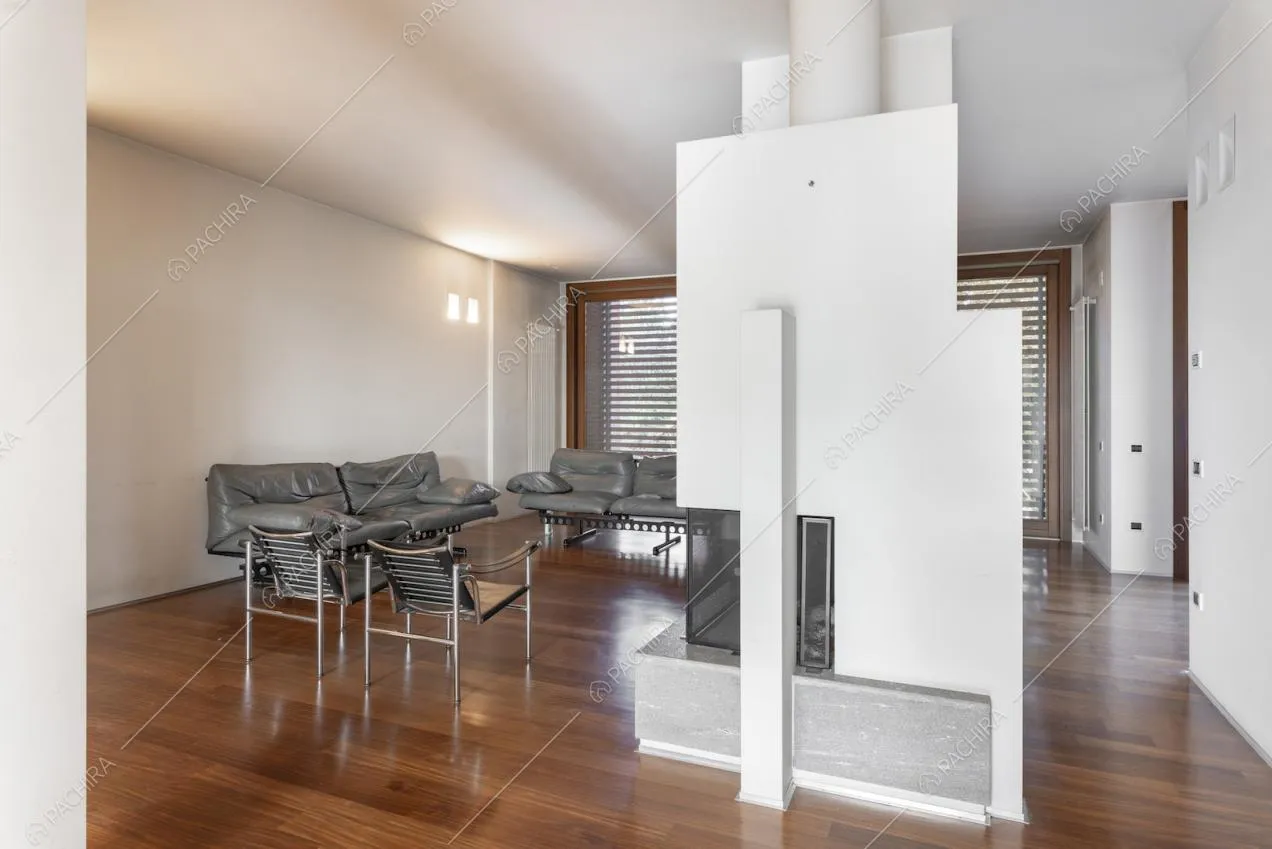 Salottino in stile minimal e pavimento in parquet lucido