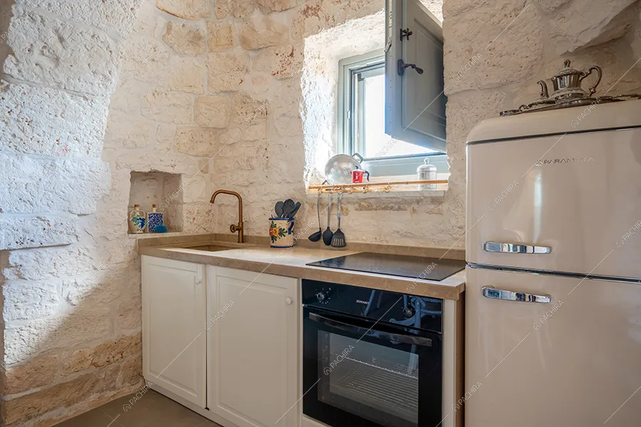 Cucina a parete della villa Sahel, location in stile rustico a Brindisi
