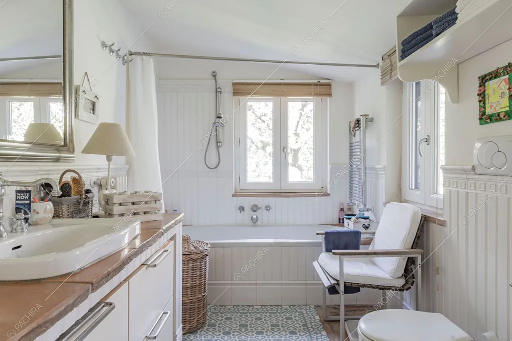 Bagno con boiserie sulle pareti della location Aliseo, villa in stile contemporaneo a Roma