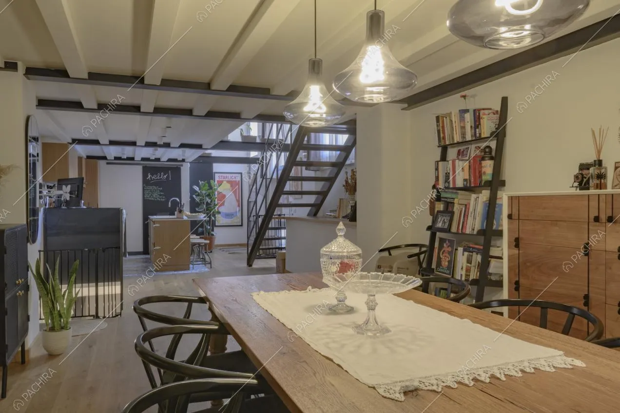 Open space arredato in stile industriale e vintage 