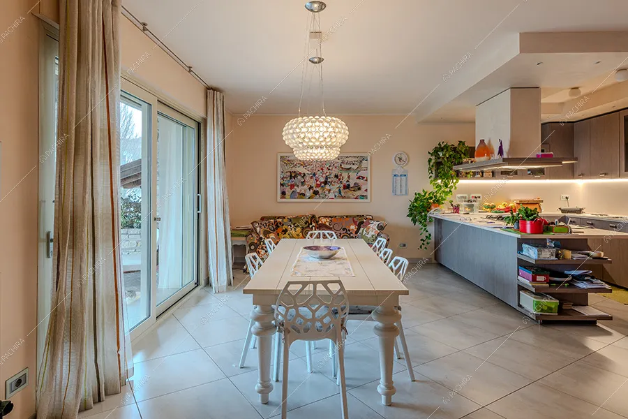 Zona living della villa Caucaso, location in stile moderno ad Alessandria