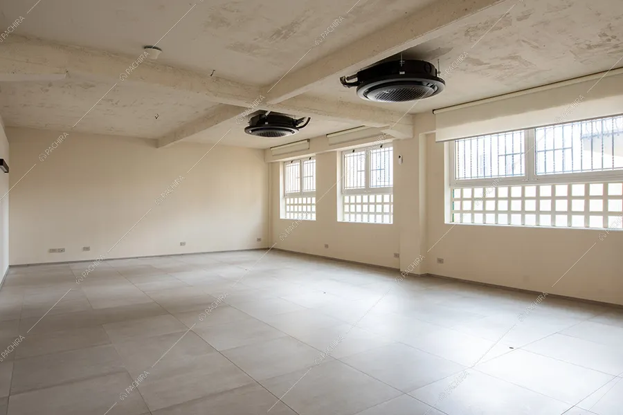 Sala dell'espositivo Tipuana, location in stile contemporaneo a Milano