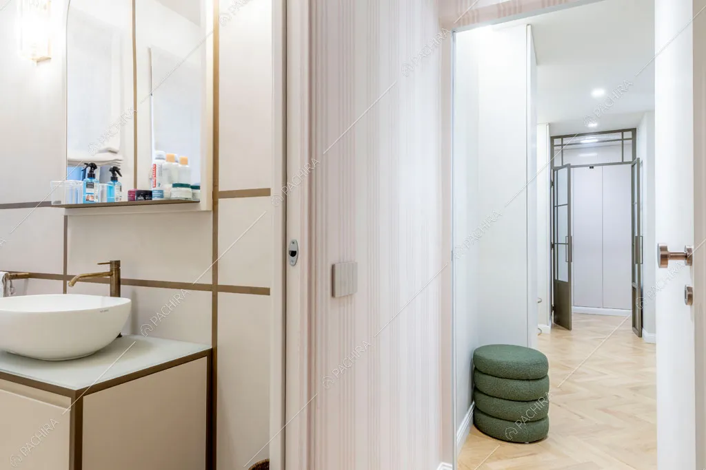 Bagno e corridoio dell'appartamento Capsico, location in stile contemporaneo a Milano