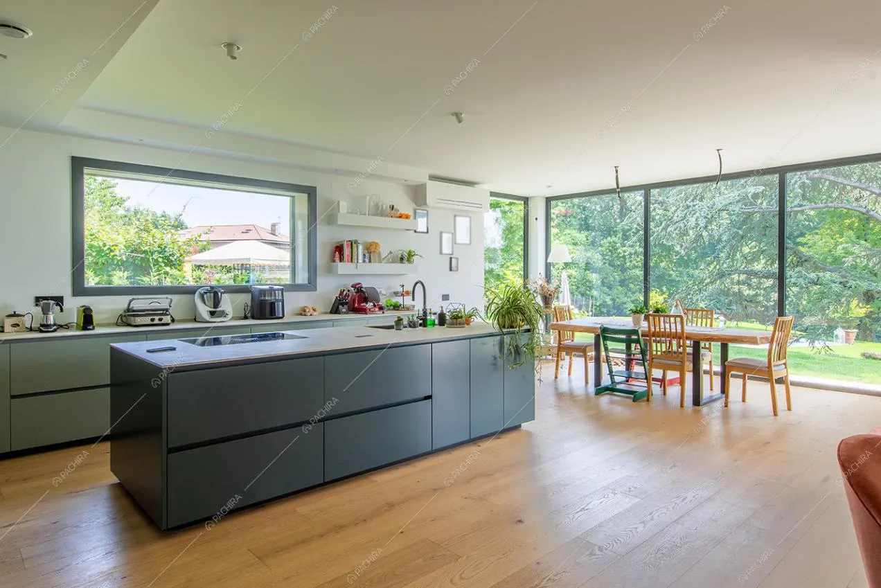 Cucina a vista della villa Ladone, location in stile moderno a Lecco