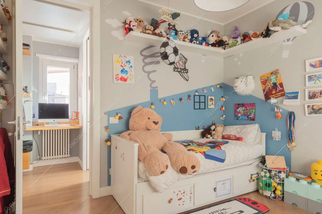 Camera da letto dei bambini con pavimento in parquet nell'appartamento Molucche, location in stile contemporaneo a Roma