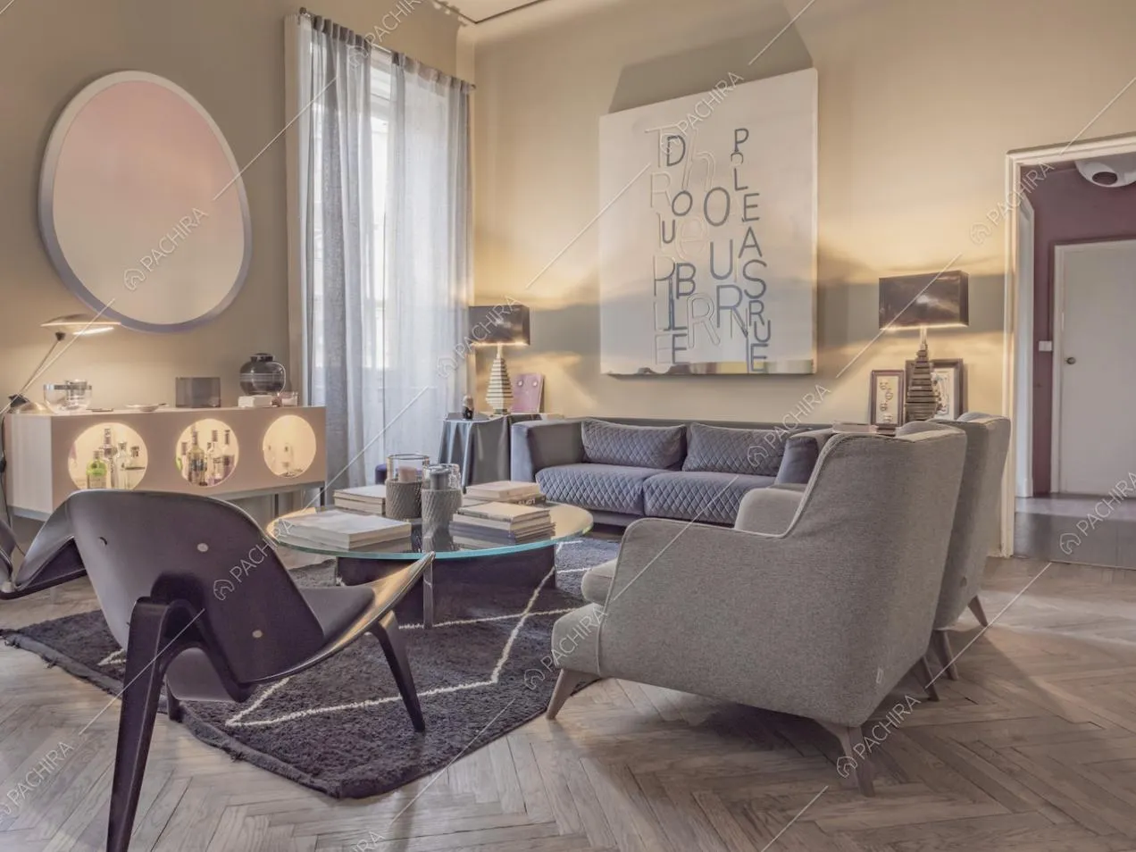 Soggiorno con arredi di design color pastello e pavimento in parquet