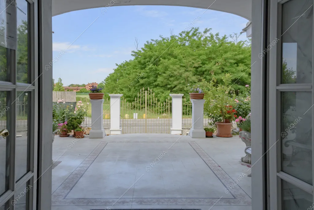 Veduta scenografica sull'ingresso della villa