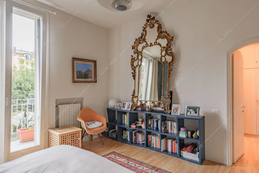 Pareti bianche della camera da letto matrimoniale della villa Kharan, location in stile contemporaneo a Milano