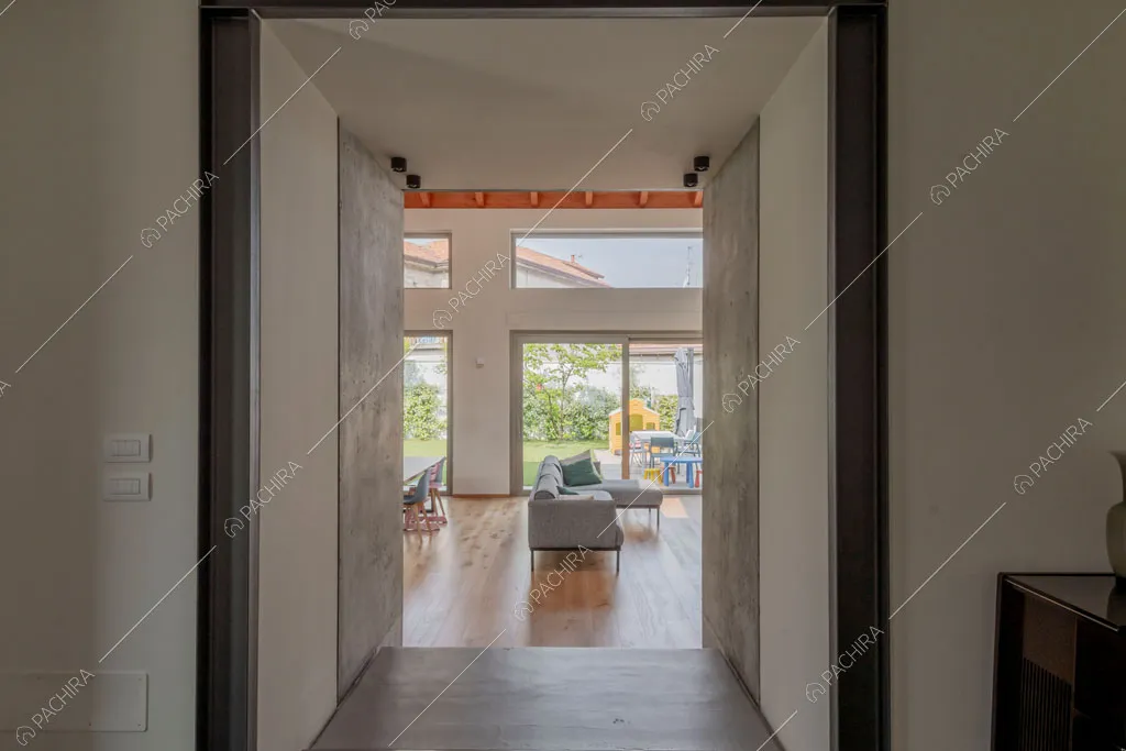 Corridoio della villa Eiger, location in stile moderno a Monza