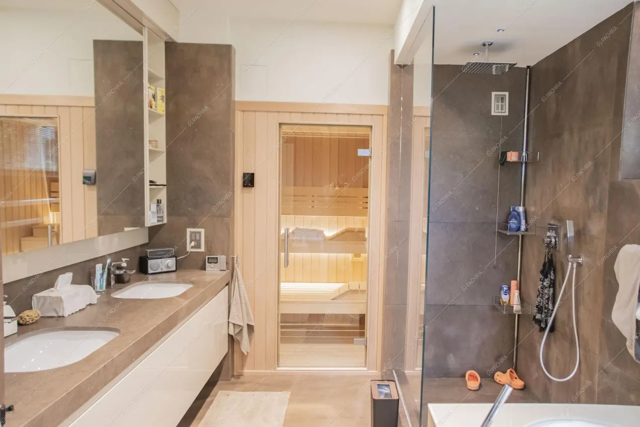 Bagno con doppio lavandino, vasca con box doccia e sauna