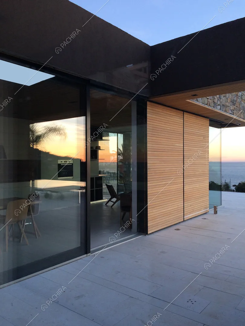 Dalla terrazza, vista sul tavolo da pranzo della cucina e sul salotto della location