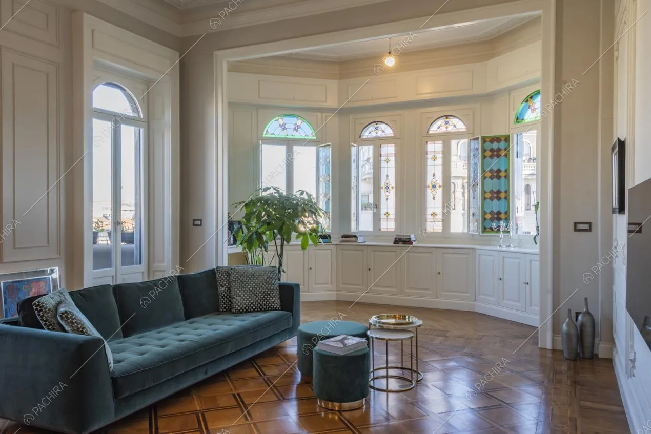 Lussuoso salotto con boiserie