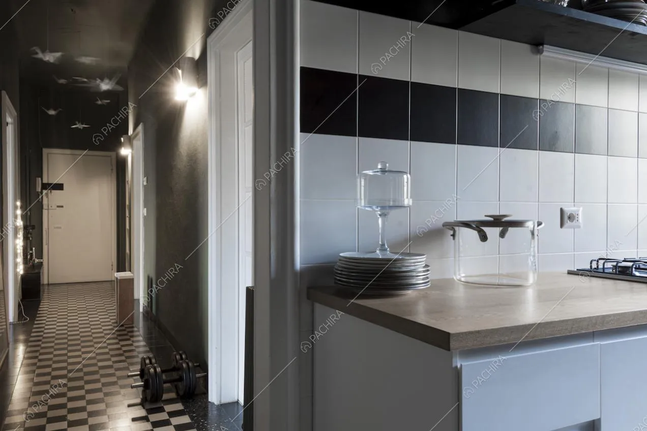 Scorcio sull'entrata della cucina dal corridoio