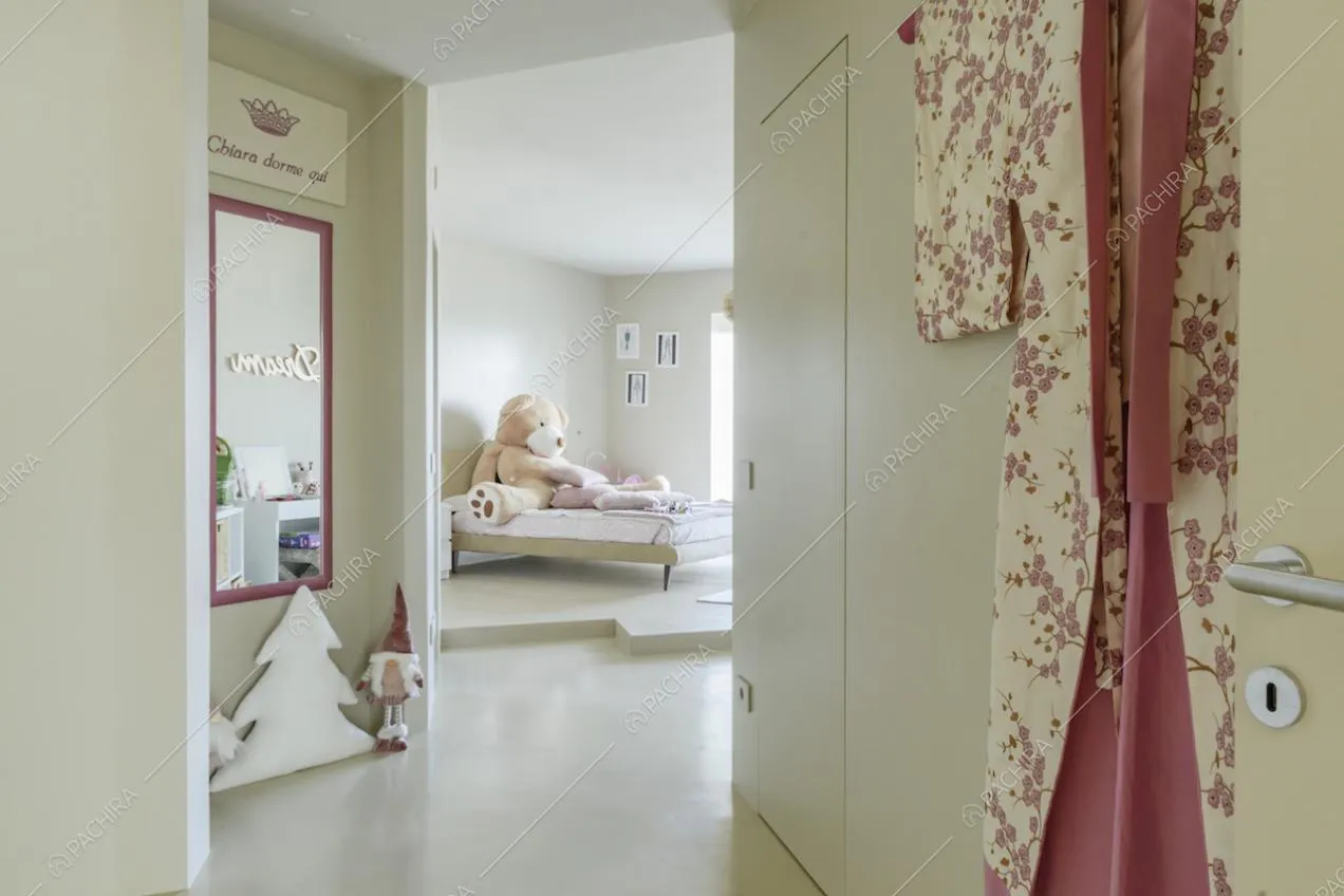 Vista sulla camera da letto per bambini con specchio e letto posto su un gradino